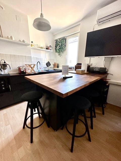 TV and multimedia, Kitchen or kitchenette, Seating area, air conditioner