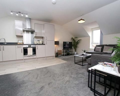 Luxe Living Guest House-Sleeps 6-Private Parking-Free WIFI-Beach-City House in Swansea