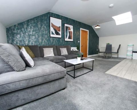 Luxe Living Guest House-Sleeps 6-Private Parking-Free WIFI-Beach-City House in Swansea