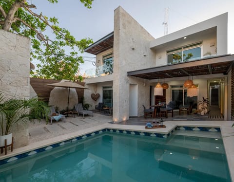 Property building, Patio, Day, Pool view, Swimming pool, sunbed