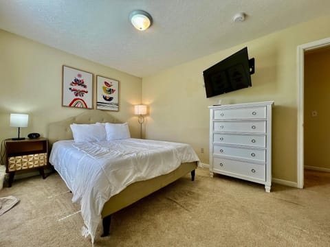 Bed, TV and multimedia, Photo of the whole room, Bedroom