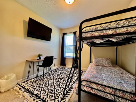 Bed, TV and multimedia, Photo of the whole room, Bedroom, bunk bed