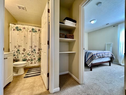 Shower, Bathroom, Bedroom, towels