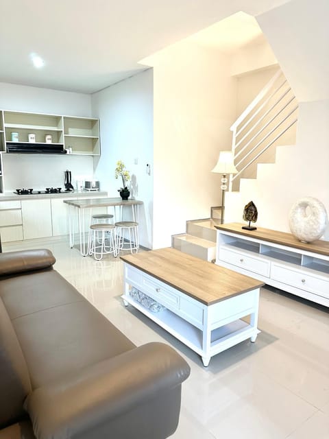 Kitchen or kitchenette, Living room, Seating area, Dining area