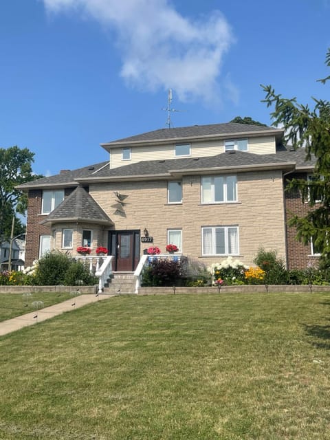 Butterfly Manor Bed and Breakfast in Niagara Falls