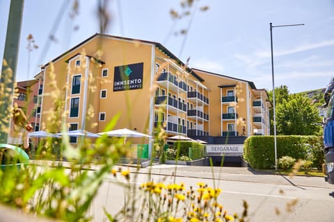 Property building, Restaurant/places to eat, Spring, Day, Neighbourhood, Balcony/Terrace, Balcony/Terrace, Street view, Location