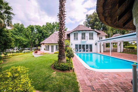 Property building, Garden, Garden view, Pool view, Swimming pool
