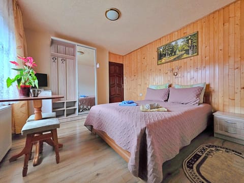 Bed, TV and multimedia, Photo of the whole room, Bedroom, towels, wardrobe