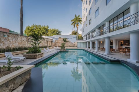 Property building, Day, Pool view, Swimming pool, Swimming pool, sunbed