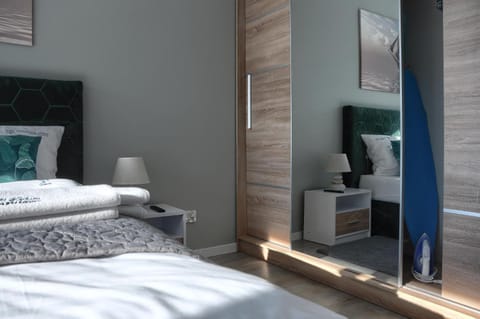 Bed, TV and multimedia, Photo of the whole room, Bedroom, towels, trouser press, wardrobe