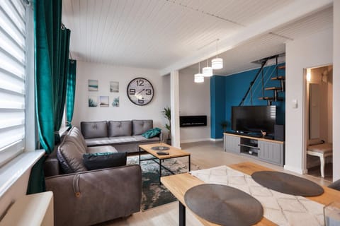 Communal lounge/ TV room, TV and multimedia, Living room, Seating area