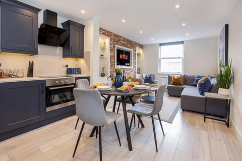 TV and multimedia, Kitchen or kitchenette, Living room, Seating area, Dining area, oven
