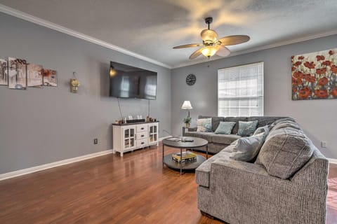 Cozy Family Retreat - 10 Mi to Lake and Trails! House in Huntsville