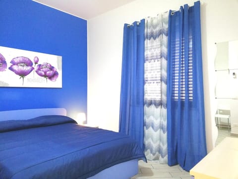 Bedroom, cot