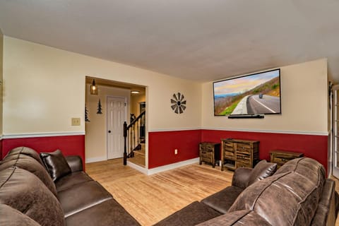 Pigeon Forge Escape, Hot Tub, Game Room, WIFI, 560 FREE tickets each paid day! Chalet in Pigeon Forge