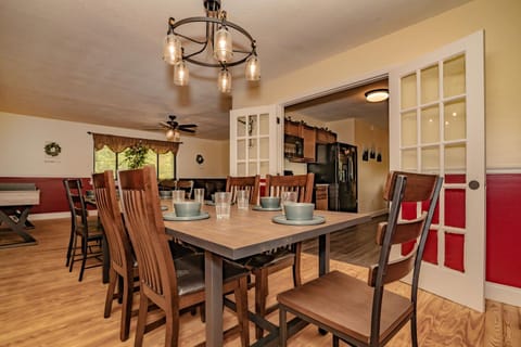 Pigeon Forge Escape, Hot Tub, Game Room, WIFI, 560 FREE tickets each paid day! Chalet in Pigeon Forge