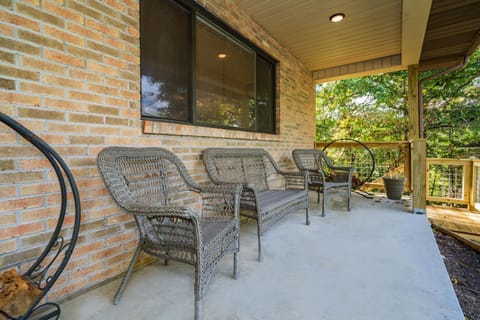 Pigeon Forge Escape, Hot Tub, Game Room, WIFI, 560 FREE tickets each paid day! Chalet in Pigeon Forge