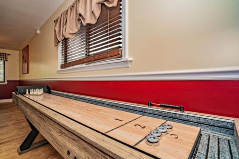 Pigeon Forge Escape, Hot Tub, Game Room, WIFI, 560 FREE tickets each paid day! Chalet in Pigeon Forge