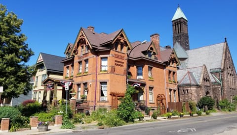 Property building, Neighbourhood, Landmark view, Street view