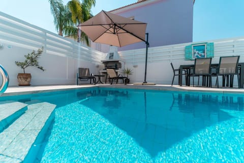 Day, Pool view, Swimming pool, sunbed