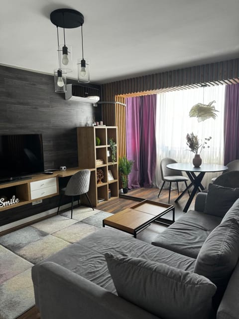 TV and multimedia, Living room, Seating area, Evening entertainment