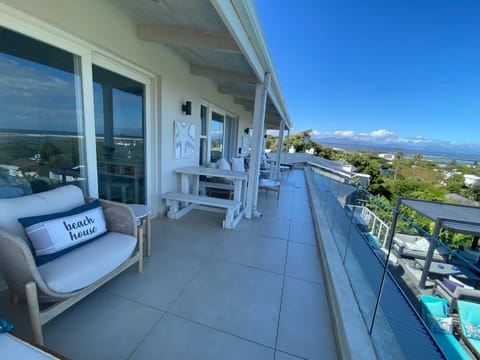 Lasalle holiday home (Sun, Beach, Views, Fun for everyone!) Villa in Plettenberg Bay