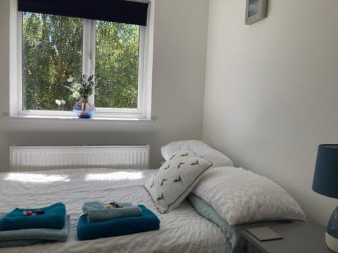 Bed, Bedroom, towels