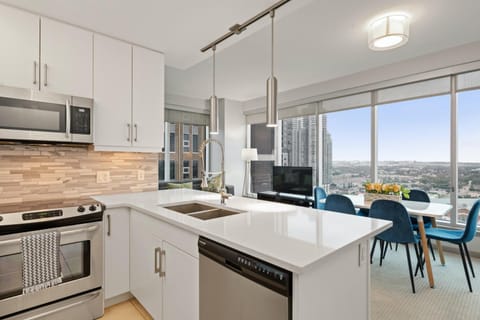 Kitchen or kitchenette, Dining area