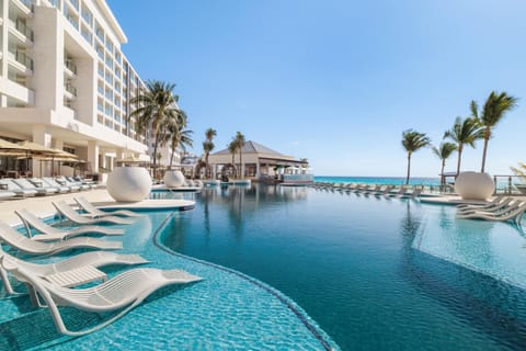 Swimming pool, sunbed