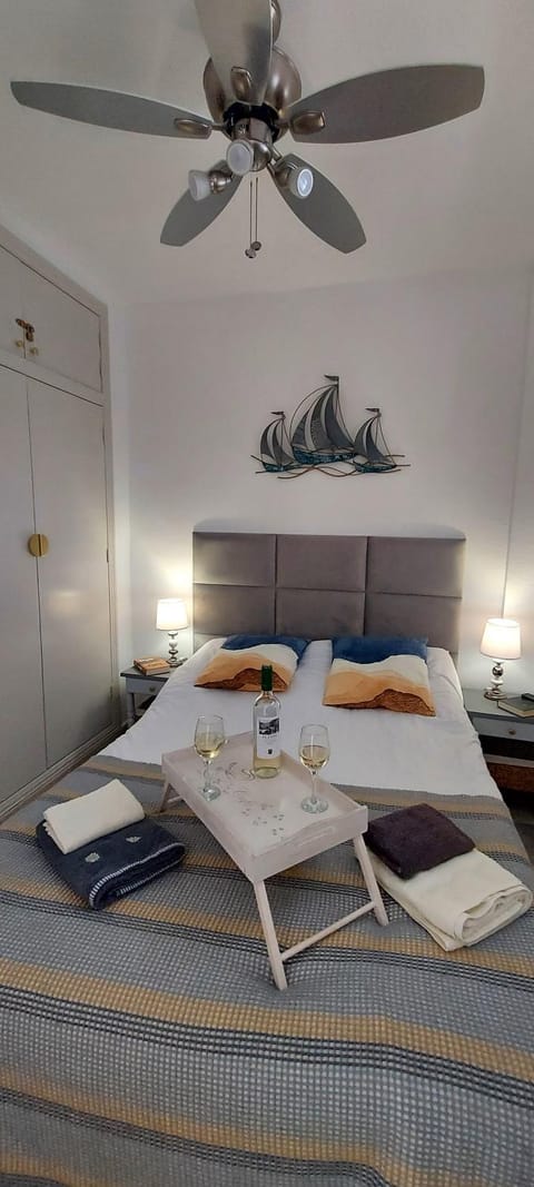Bed, Photo of the whole room, Bedroom, fireplace