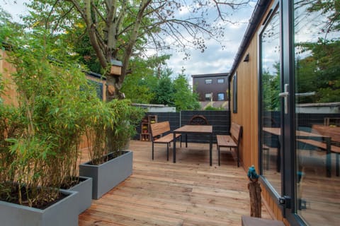 Property building, Patio, Day, Balcony/Terrace, Dining area