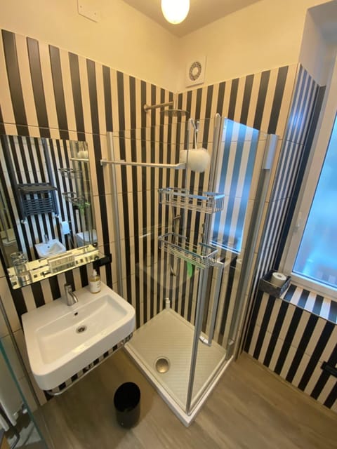 Shower, Bathroom, towels