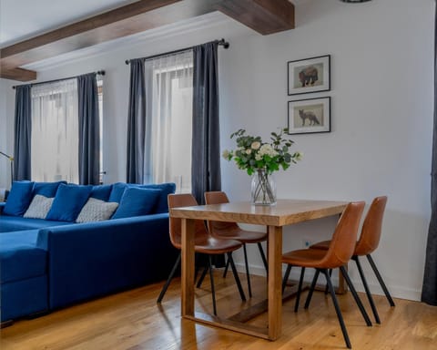 Living room, Decorative detail, Dining area, Hiking, fireplace