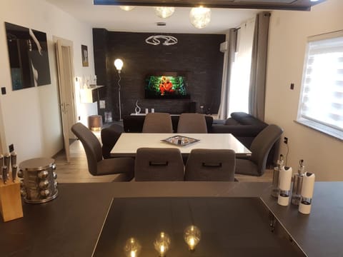 Seating area, Dining area