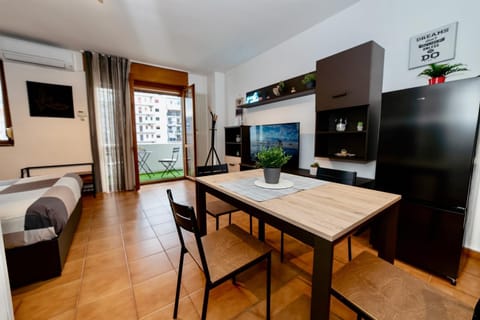Communal lounge/ TV room, TV and multimedia, Living room, Seating area, Dining area, Evening entertainment