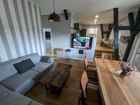 TV and multimedia, Living room, Seating area, Dining area