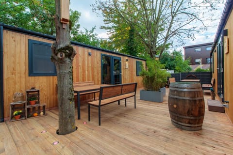 Property building, Patio, Facade/entrance, Day, Balcony/Terrace, Seating area, Dining area