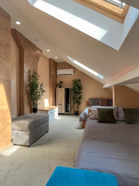 Bed, Photo of the whole room, Seating area, Bedroom