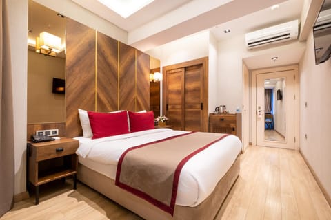 Bed, TV and multimedia, Photo of the whole room, Bedroom, wardrobe, air conditioner