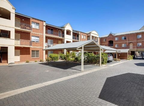 Property building, Neighbourhood, Street view, Location, Parking
