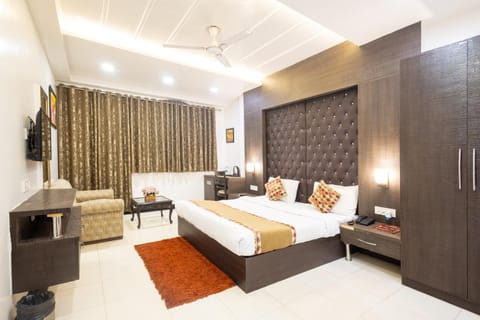 Bed, TV and multimedia, Photo of the whole room, Seating area, Bedroom