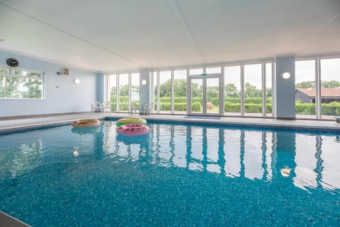 Grove Farm Bungalow with swimming pool, Dallinghoo House in Mid Suffolk District