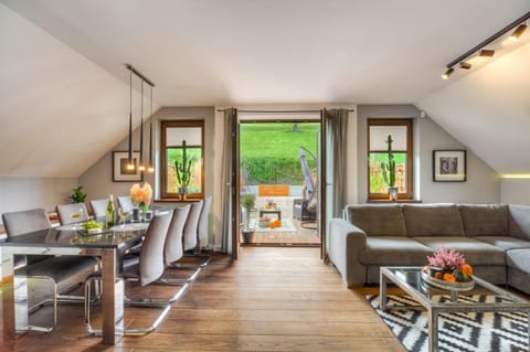 Balcony/Terrace, Living room, Seating area, Dining area