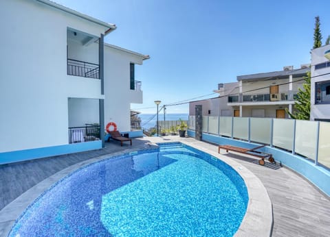 Property building, Patio, Solarium, Pool view, Swimming pool, Swimming pool, sunbed