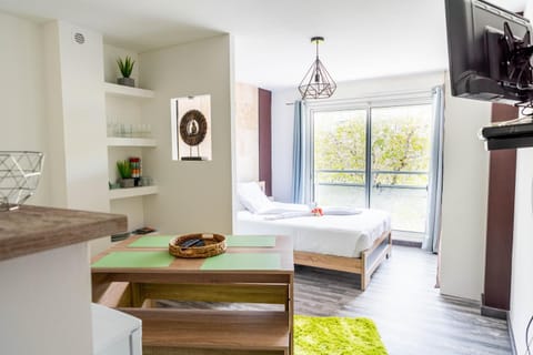 TV and multimedia, Seating area, air conditioner