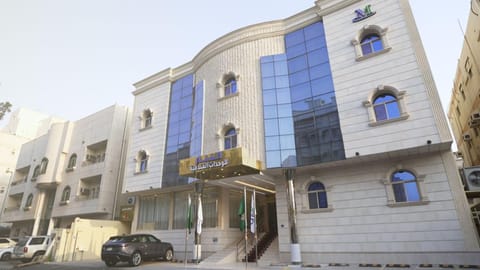 Facade/entrance, Neighbourhood