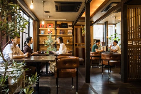 Restaurant/places to eat, People, Lounge or bar