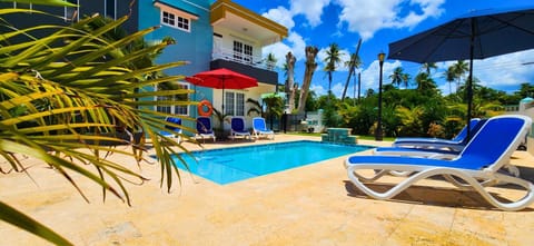 Swimming pool, sunbed