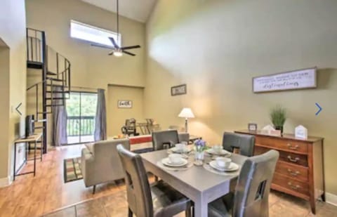 Living room, Seating area, Dining area, fireplace