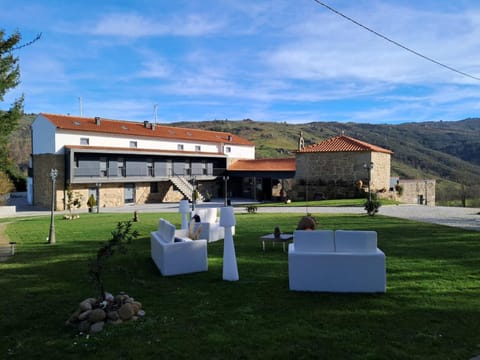 Property building, Garden, Garden, Balcony/Terrace, Garden view, Mountain view